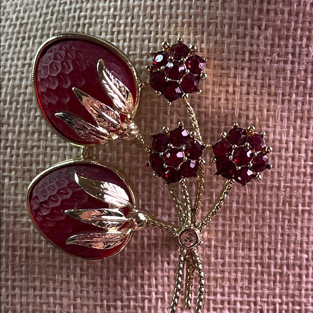 1960s Sarah Coventry vintage brooch red strawberries pin goldtone metal marked - Picture 8 of 11